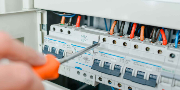 Electricistas Industriales · Instaladores Alta / Baja Tensión en Tarragona · Integración de sistemas de control SCADA para monitoreo remoto