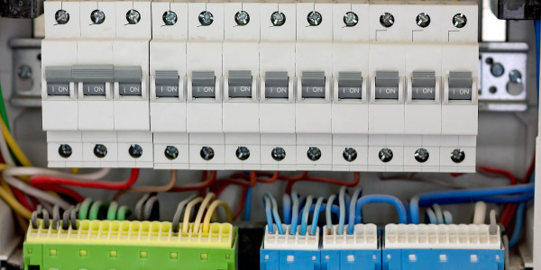 Electricistas Industriales · Instaladores Alta / Baja Tensión en Tarragona · Diagnóstico y solución de fallas en sistemas eléctricos